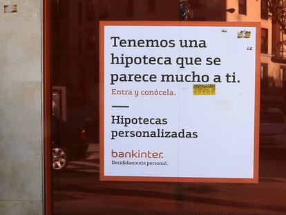 Un cartel anuncia una hipoteca en una sucursal bancaria en Madrid.