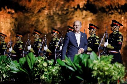 El canciller alemán Olaf Scholz, este martes a la llegada a la cena de bienvenida que marca el inicio de la cumbre del G-20 en la isla indonesia de Bali. En una comparecencia ante la prensa durante la cumbre, Scholz ha afirmado que tarde o temprano Rusia tendrá que aceptar que retirar sus tropas de Ucrania es la única salida. “Al final tendrá que llegar el momento en el que Rusia reconozca y acepte que tiene que salir de esta situación y una de las exigencias es la retirada de las tropas”, ha dicho el canciller, firme defensor del Gobierno de Kiev en su guerra abierta con Rusia.