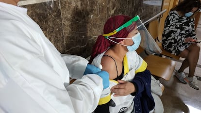 A vaccine is administered in Ceuta.