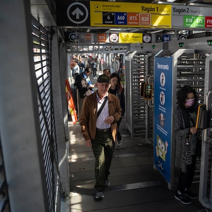 Torniquetes anticolados en la estación Calle 63, en Bogotá, el 7 de febrero de 2024.