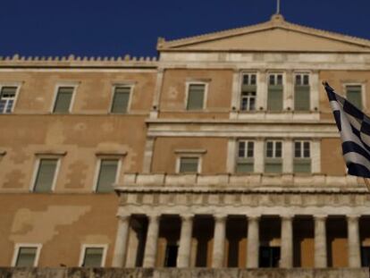 05/07/2016. Un manifestante levanta una bandera de Grecia en una protesta antigobierno en el primer aniversario de las votaciones griegas para un referendo