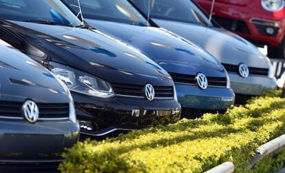 Coches de Volkswagen en Sydney aparcados este sábado en un concesionario.