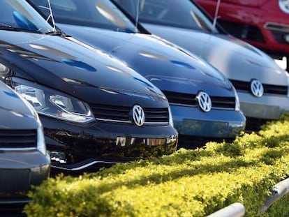 Coches de Volkswagen en Sydney aparcados este sábado en un concesionario.