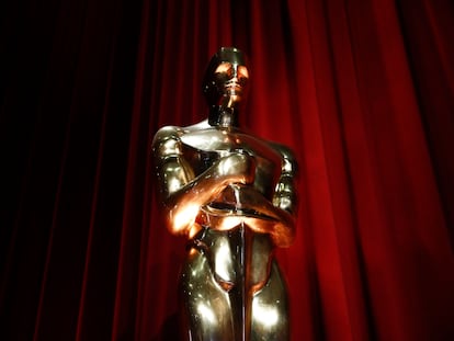 Una figura gigante del trofeo de los Premios Oscar durante la ceremonia de nominación de su 95ta edición, este martes.