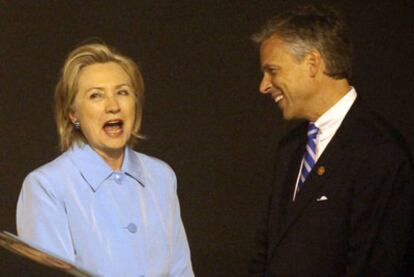 Hillary Clinton conversa con el embajador estadounidense en China tras su llegada a Shanghai.