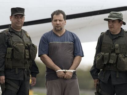Daniel Rendón, alias <i>Don Mario</i>, es escoltado por policías colombianos a su llegada al aeropuerto de Bogotá.