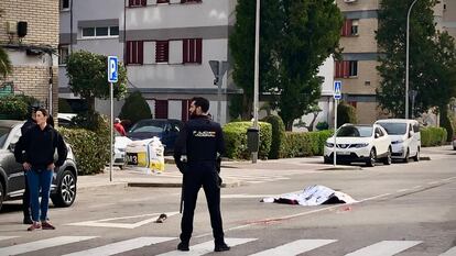 El cadáver, cubierto con una manta de aluminio, en plena calle de Maqueda, en Aluche.