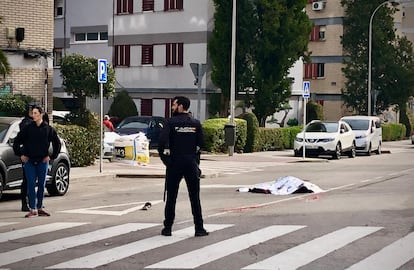 El cadáver, cubierto con una manta de aluminio, en plena calle, en Aluche.