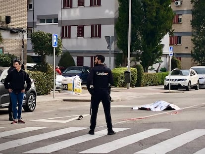 El cadáver, cubierto con una manta de aluminio, en plena calle de Maqueda, en Aluche.