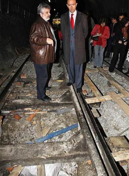Manuel Lamela y Juan Pablo Alonso comprueban los daños en el Metro.