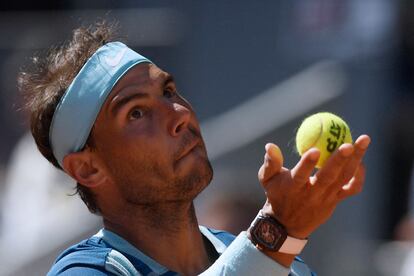 El tenista Rafael Nadal lanza la pelota para realizar su saque en un momento del partido. Óscar del Pozo/AFP.
