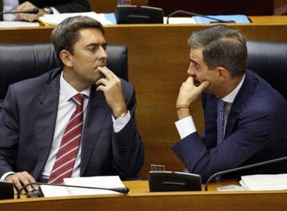 Vicente Rambla, vicepresidente de la Generalitat, y Ricardo Costa, secretario general del PP valenciano, ayer en el Parlamento autónomo.