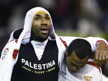 Kanouté muestra su apoyo a Palestina tras marcar.