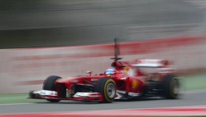 Fernando Alonso durante el entrenamiento en Montmeló.