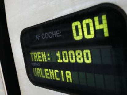 Tren del AVE con destino a Valencia en un and&eacute;n de la estaci&oacute;n madrile&ntilde;a de Atocha.