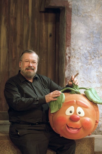 Chicho Ibáñez Serrador posa con la legendaria calabaza Ruperta, durante la grabación de la nueva etapa del programa concurso de TVE 'Un, dos,tres... ¡A leer esta vez!', en 2003.