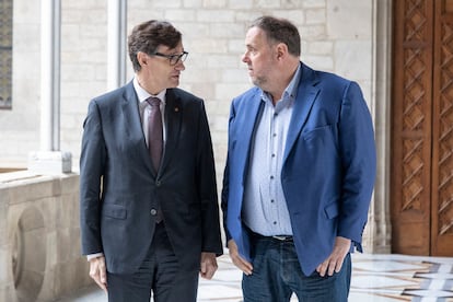 El president Salvador Illa, en febrero pasado, recibe Oriol Junqueras (ERC) en el Palau.