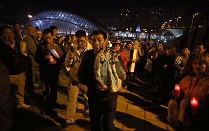 Inmigrantes ecuatorianos celebran a su patrona en Valencia en procesión por el Jardín del Turia con una pequeña imagen.