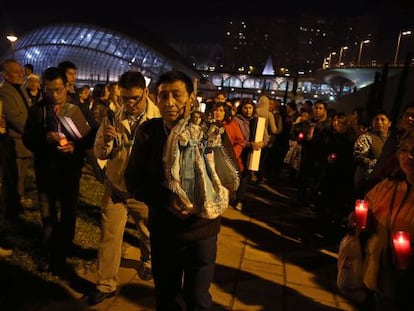 Inmigrantes ecuatorianos celebran a su patrona en Valencia en procesi&oacute;n por el Jard&iacute;n del Turia con una peque&ntilde;a imagen.
