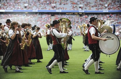 Músicos tradicionales tocan antes del partido, una de los más característicos legados culturales de Baviera