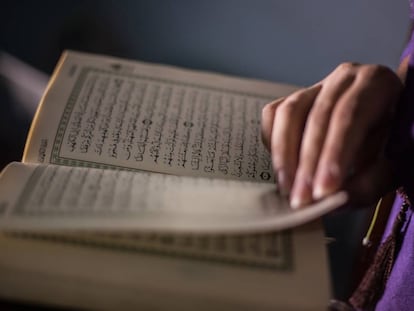 Una persona leyendo el Corán.