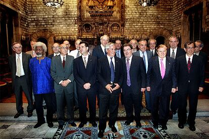 El alcalde Joan Clos, en el centro, junto con 12 premios Nobel, concejales y organizadores de la Conferencia Internacional de Educación Superior.