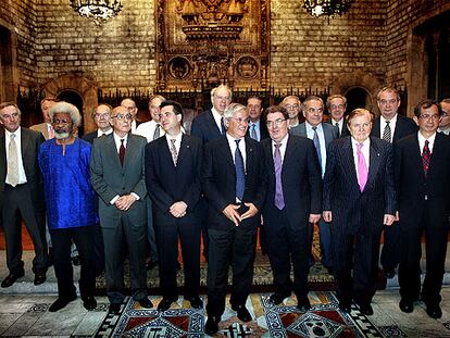 El alcalde Joan Clos, en el centro, junto con 12 premios Nobel, concejales y organizadores de la Conferencia Internacional de Educación Superior.