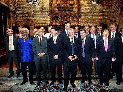 El alcalde Joan Clos, en el centro, junto con 12 premios Nobel, concejales y organizadores de la Conferencia Internacional de Educación Superior.