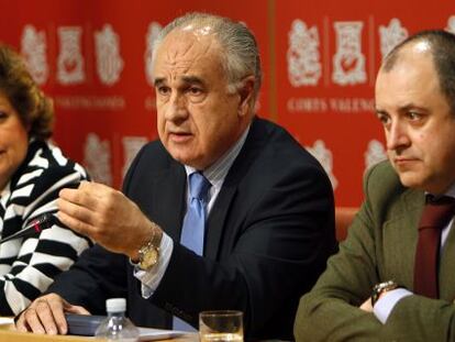 El exconsejero Rafael Blasco, en el centro entre Milagrosa Martínez y David Serra, en las fechas en que denegó las ayudas.