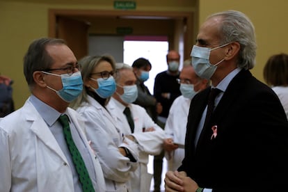 El consejero de Sanidad de la Comunidad de Madrid, Enrique Ruiz Escudero, junto con el director gerente del Hospital Universitario de La Princesa, Fidel Illana, durante la presentación de los resultados preliminares del ensayo de fase II Aplicov.