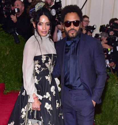 <p>La actriz Lisa Bonet y el músico Lenny Kravitz estuvieron casados de 1987 a 1993. Desde su separación han mantenido una excelente relación, y han acudido juntos a estrenos de películas e incluso a la mediática gala del Met de 2015. Aunque no acostumbran a hablar de su actuar relación, prefieren que sus actos lo hagan por ellos. </p> <br> <p> <p> “La madre de Zöe y yo somos mejores amigos. Cuando nos juntamos todos —su marido, sus hijos, Zöe y yo— somos una gran familia. Es maravilloso, y demuestra que se puede hacer”, explicaba el artista en una entrevista en 2013. Quien también se ha referido alguna vez a su relación ha sido su hija, la actriz y modelo Zoë Kravitz: “Sienten mucho amor el uno por el otro”, dijo. </p> <br> <p>