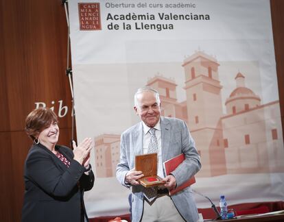 Verònica Cantó, presidenta de la Acadèmia, y Emili Rodríguez-Bernabeu, este jueves tras recibir el poeta la medalla de la institución.