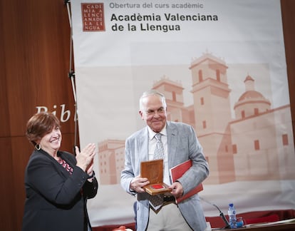 Verònica Cantó, presidenta de la Acadèmia, y Emili Rodríguez-Bernabeu, este jueves tras recibir el poeta la medalla de la institución.