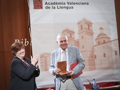 Verònica Cantó, presidenta de la Acadèmia, y Emili Rodríguez-Bernabeu, este jueves tras recibir el poeta la medalla de la institución.