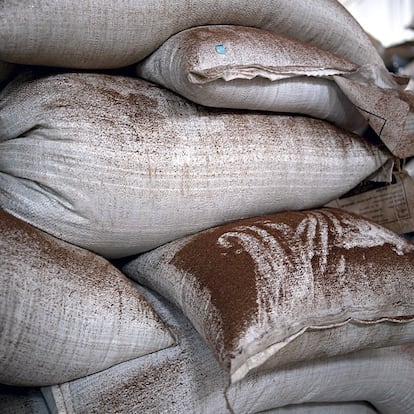 Sacos de cacao almacenados en la fábrica de Pacari. 
