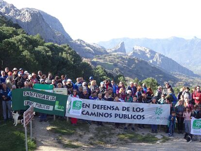 Marcha de ecologistas al camino Salto del Cabrero (Grazalema), cortado en 2014, en la finca Las Albarradas, aún cerrado al paso.