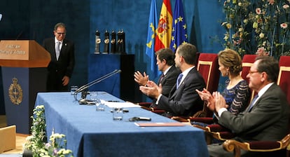 El químico valenciano Avelino Corma (i) es aplaudido por los reyes Felipe y Letizia; el presidente del Principado de Asturias, Javier Fernández (4d) y el presidente de la Fundación Principe de Asturias, Matías Rodríguez Inciarte (d), tras su discurso en la ceremonia de entrega de estos galardones.