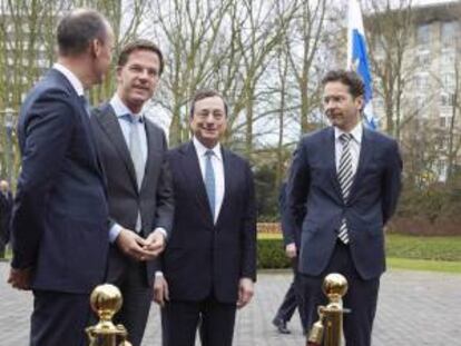 El primer ministro holandés, Mark Rutte (2º izq), charla con el presidente del Banco Central de Holanda, Klaas Knot (izq), el ministro de Finanzas holandés, Jeroen Dijsselbloem (der), y el presidente del Banco Central Europeo, Mario Draghi (2º der), en la residencia oficial Catshuis de La Haya, en Holanda.