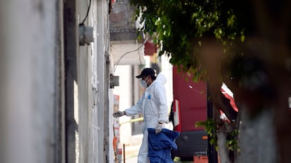 Un trabajador forense ingresa a la casa del presunto asesino en serie Andrés "N", quien fue detenido hace unos días, en el municipio de Atizapán de Zaragoza, Estado de México.