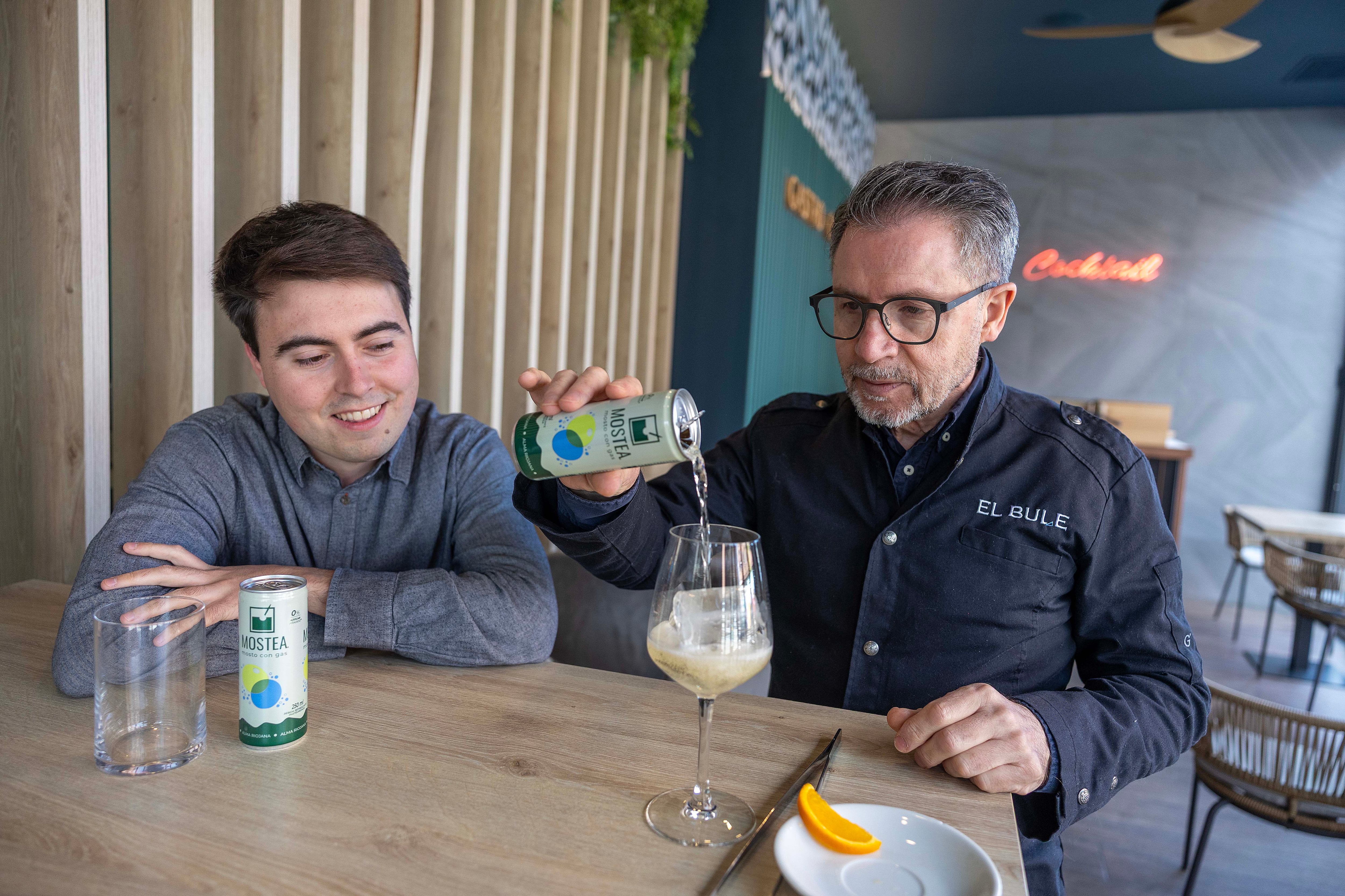 ¿Mosto con gas? Un joven de 27 años de La Rioja crea el refresco Mostea como alternativa al alcohol