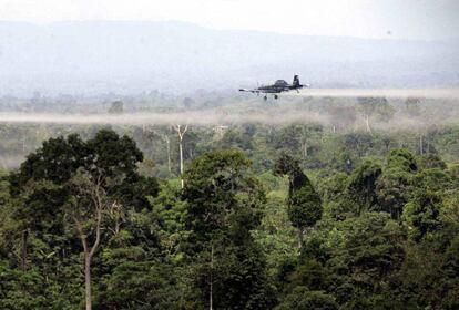Fumigación aérea sobre narcocultivos en el sur de Colombia.