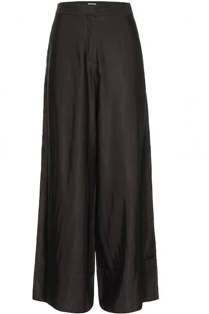 Los pantalones anchos en negro son un básico de armario, tal es el caso de éstos que firma Acne (300 euros).