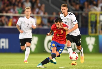 Dani Ceballos (C) lanza el balón.