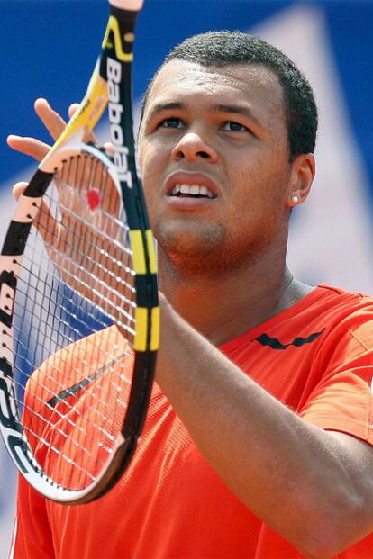 Tsonga observa su raqueta durante el partido contra Hajek.