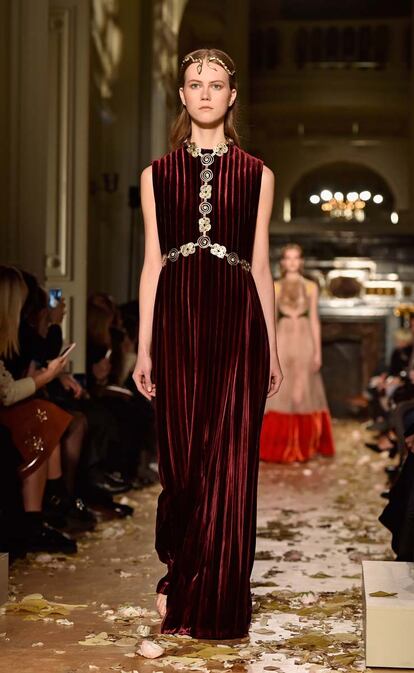 Valentino  : Runway &#8211; Paris Fashion Week &#8211; Haute Couture Spring Summer 2016