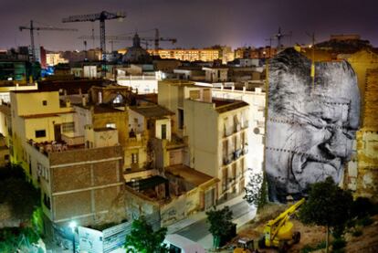 JR también ha realizado acciones en España, como el proyecto wrinkles of the city en el que colaboró con ancianos que le prestaron su imagen para empapelar la ciudad de Cartajena.