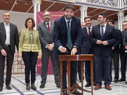 El presidente de la Comunidad de Murcia, Fernando López Miras, este lunes en el parlamento autonómico.