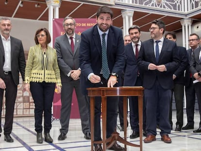 El presidente de la Comunidad de Murcia, Fernando López Miras, este lunes en el parlamento autonómico.