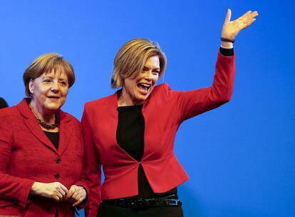 La líder democristiana Angela Merkel y la candidata en Renania-Palatinado, Julia Klöckner, en un acto electoral el pasado 9 de marzo.