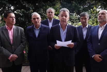 Juan Manuel Santos junto a miembros de su equipo negociador.